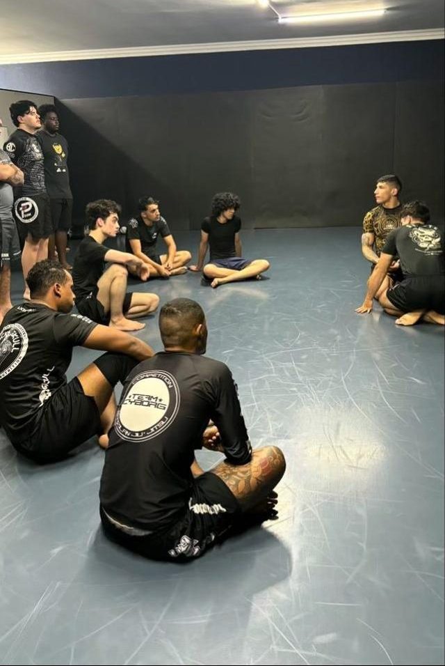 Alunos reunidos em roda durante aula técnica