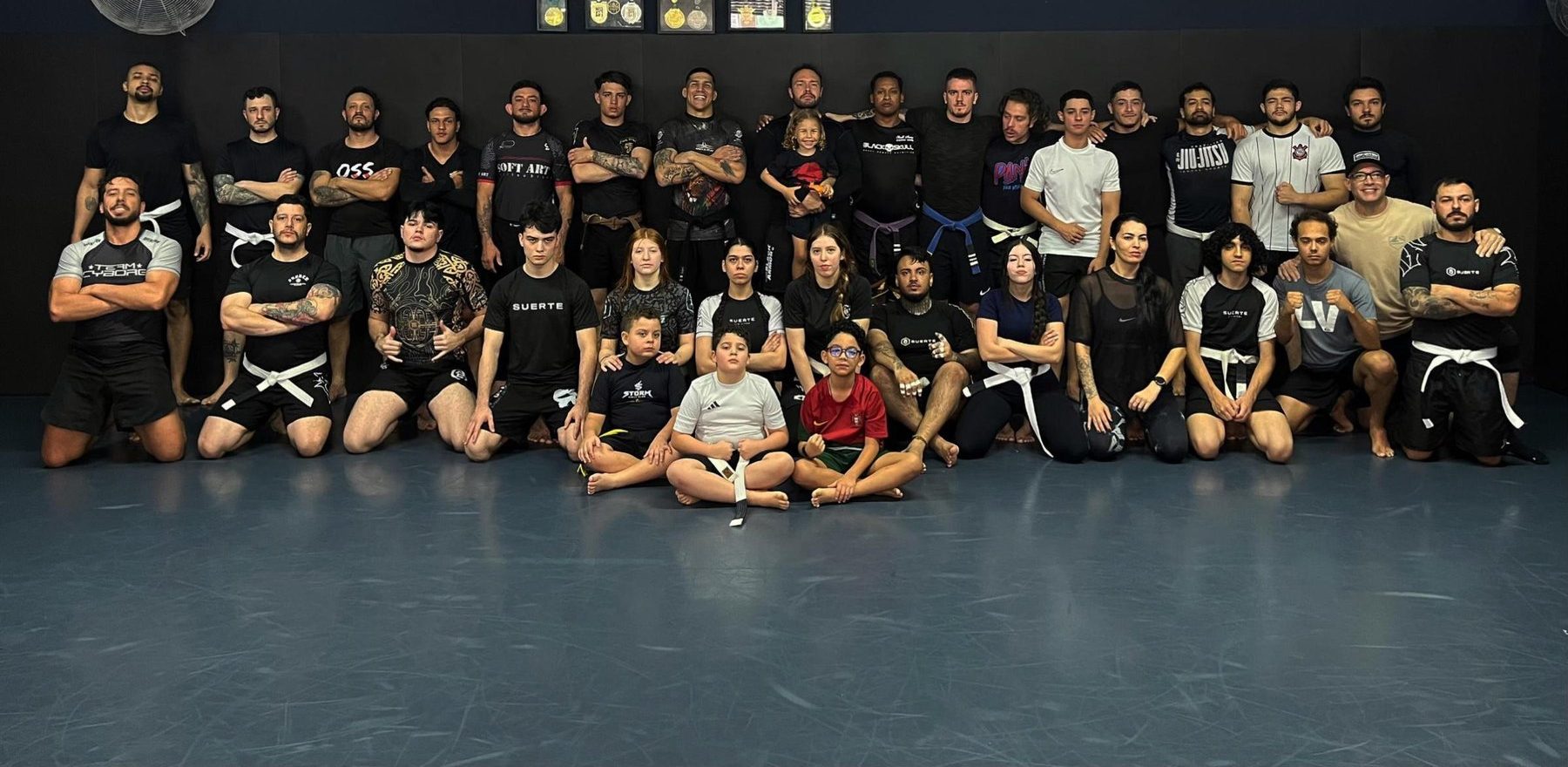 Alunos e professores da Storm Fight Club reunidos no tatame