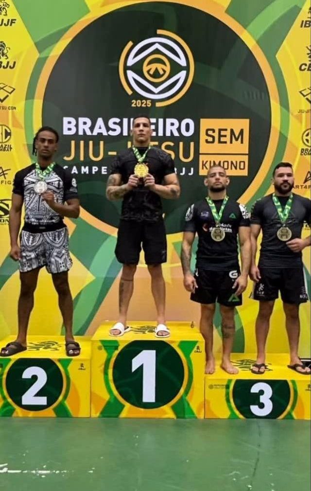 Victor Matheus no pódio do Brasileiro de Jiu-Jitsu sem kimono 2025