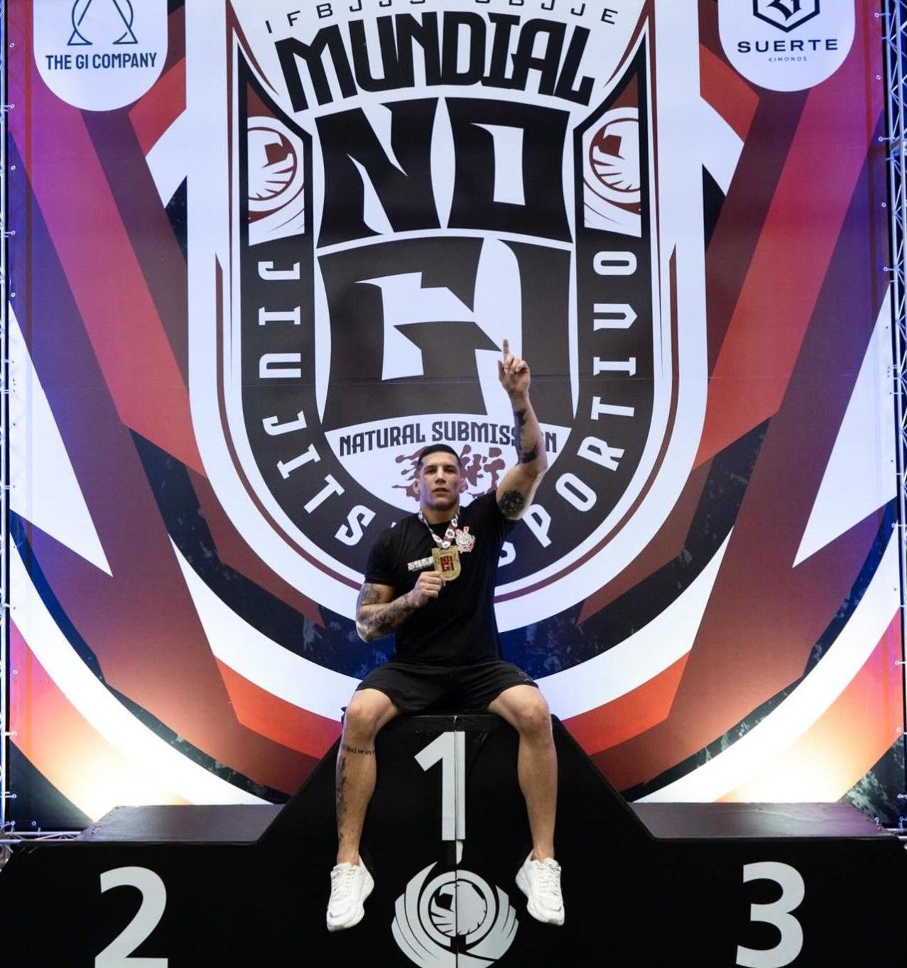 Victor Matheus no topo do pódio do Mundial No-Gi